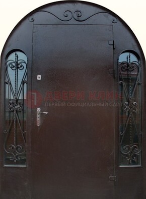 Арочная дверь со стеклом и ковкой ДА-16 под старину в Троицке