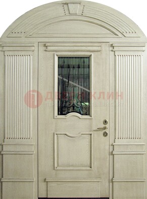 Белая входная дверь массив со стеклом и ковкой ДА-49 в Троицке