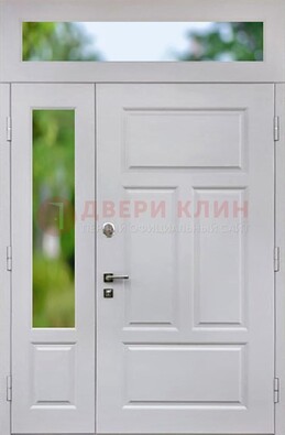 Белая полуторная железная дверь со стеклом и фрамугами ДФГ-10 в Троицке