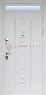 Белая металлическая дверь с фрамугой для коттеджа ДФГ-21 в Троицке