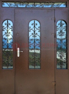 Железная парадная дверь со стеклом и ковкой ДПР-16 для общественных зданий в Троицке