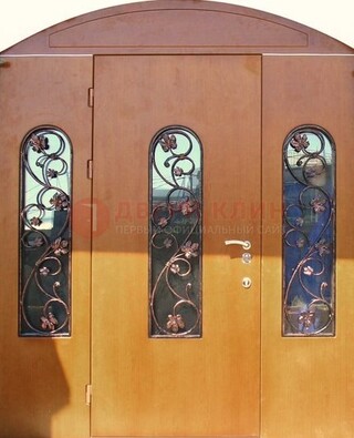 Парадная дверь со стеклянными вставками и ковкой ДПР-28 в общественное здание в Троицке