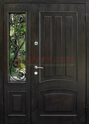 Парадная дверь со стеклянными вставками и ковкой ДПР-31 в кирпичный дом в Троицке