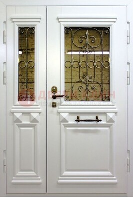 Белая парадная металлическая дверь со стеклом и ковкой ДПР-83 в Троицке