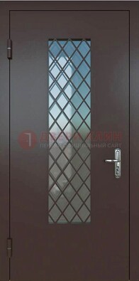 Темная металлическая дверь с решеткой и стеклом ДС-7 в Троицке