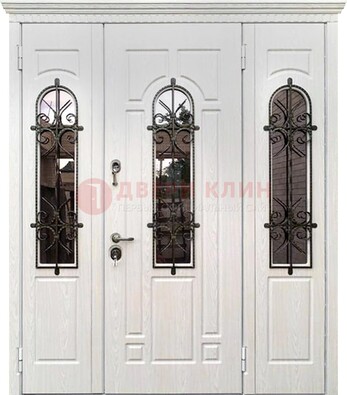 Белая распашная стальная дверь со стеклом и ковкой ДСК-125 в Троицке