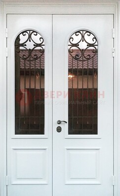 Белая стальная дверь стекло с ковкой и филенкой ДСК-201 в Троицке