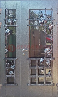 Распашная уличная дверь Порошок со стеклом и ковкой ДСК-221 в Троицке