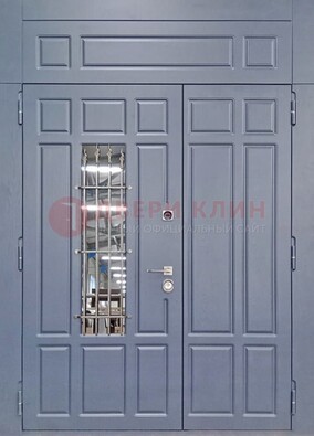 Серая двухстворчатая дверь Винорит со стеклом и ковкой ДСК-234 RAL 7024 в Троицке