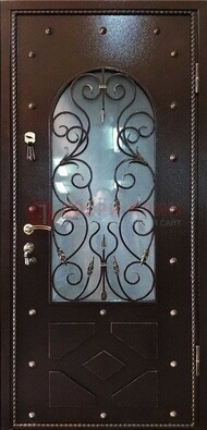 Влагостойкая дверь со стеклом и ковкой с декором ДСК-37 в Троицке