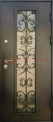 Входная дверь Дверь со стеклом и ковкой черного цвета ДСК-76 для веранды в Троицке