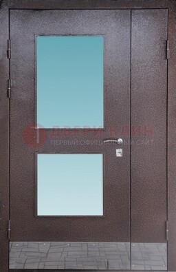 Коричневая тамбурная дверь со стеклянными вставками ДТМ-21 в Троицке