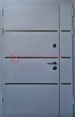 Серая металлическая тамбурная дверь с молдингами ДТМ-42 в Троицке