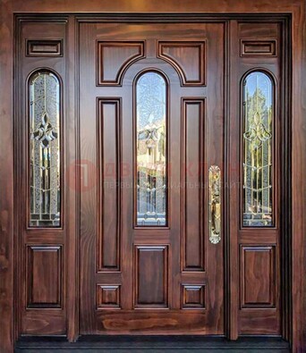 Железная классическая дверь с массивом дуба и витражом ВЖ-18 в Троицке